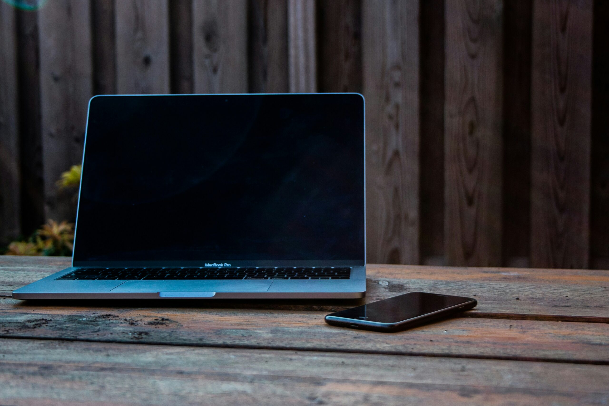 Dobór i konfiguracja sprzętu IT dla firm – stanowiska pracy, sieć i infrastruktura